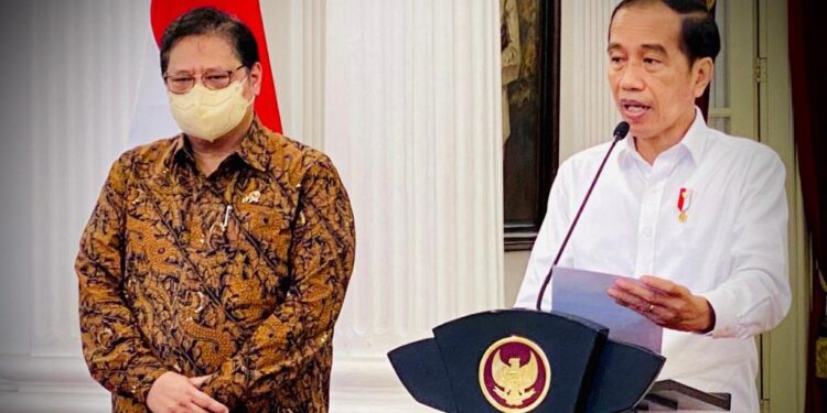 Presiden Jokowi dan Meneteri Koordinator Bidang Perekonomian Airlangga Hartarto