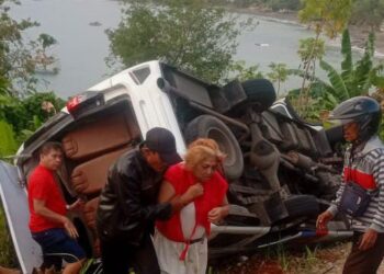 Kendaraan Travel Yang Terbalik Saat menuruni Turunan Curam