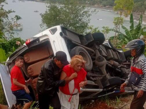 Kendaraan Travel Yang Terbalik Saat menuruni Turunan Curam