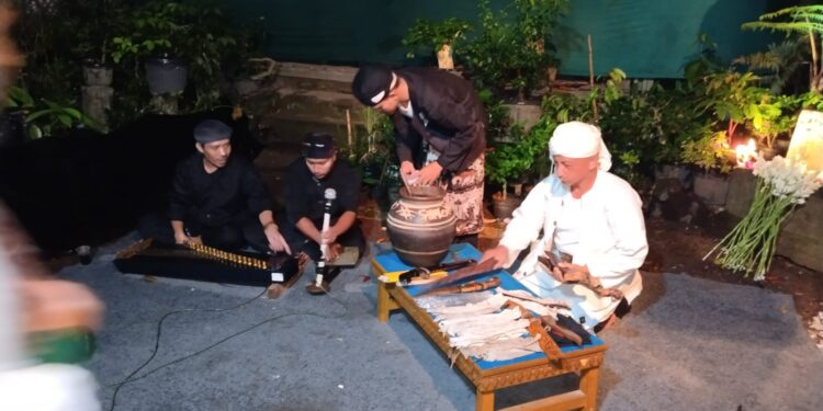 Abah Dadang (baju dan Ikat putih) Sesepuh Pontren Al-Ukhuwah  dalam acara  Tradisi Hajat CONDRE,23/07/2022,  untuk menjaga pusaka khas Cianjur dari hilangnya oleh kemajuan zaman./ dok.photo Al-Ukhuwah