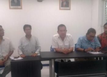 Ketua KONI KBB. Agus Mulya Sutanto (Tengah) bersama Jajaran Pengurus KONI KBB