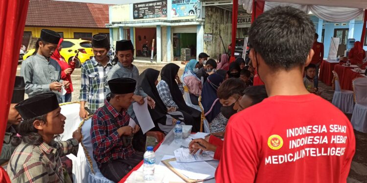 Para Santri Berbondong-bondong tunggu antrian di Vaksin