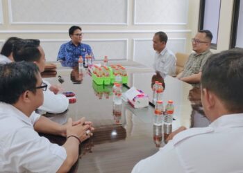 Ketua SMSI Perwakilan Indramayu, Ihsan Mahfudz bersama Pengurus mengukuhkan Kepala Kejaksaan Negeri (Kajari) Kabupaten Indramayu, Aji Prasetyo, selaku Penasehat SMSI Perwakilan Indramayu, di aula Gedung Kejari Indramayu, Jum'at (12/8/2022).