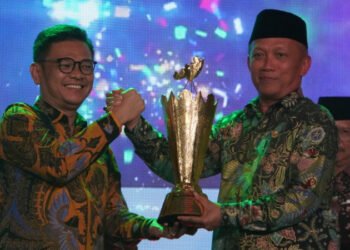 WK Ketua Komisi VIII Ace Hasan S-Rektor Prof Mahmud saat  penutupan PESONA I di Bandung, Sabtu 13/08/22/dok. uinsgd
