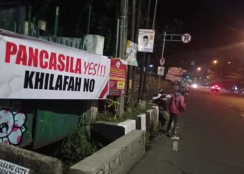 Spanduk PANCASILA YES KHILAFAH NO semarak berada di setiap sudut bahkan pintu masuk Jalan hingga Gang warga Kota Bandung