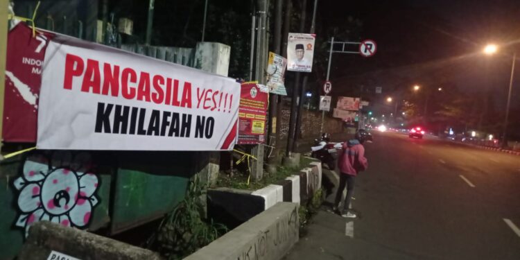 Spanduk PANCASILA YES KHILAFAH NO semarak berada di setiap sudut bahkan pintu masuk Jalan hingga Gang warga Kota Bandung