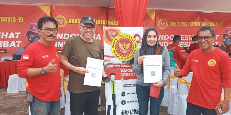 Dua Warga Suami Istri Memperlihatkan Sertifikat Vaksin Buster Usai Di Vaksin