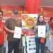 Dua Warga Suami Istri Memperlihatkan Sertifikat Vaksin Buster Usai Di Vaksin