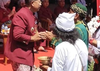 Bupati Cianjur Herman Suherman menyambangi dan berjabat tangan dengan Pupuhu Tradisi Kuda Kosong, KH.Dr. Dadang Ahmad Fajar, M.Ag.dan rombongan./sabtu, 20/08/22/dok.photo alukhuwwah