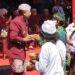 Bupati Cianjur Herman Suherman menyambangi dan berjabat tangan dengan Pupuhu Tradisi Kuda Kosong, KH.Dr. Dadang Ahmad Fajar, M.Ag.dan rombongan./sabtu, 20/08/22/dok.photo alukhuwwah