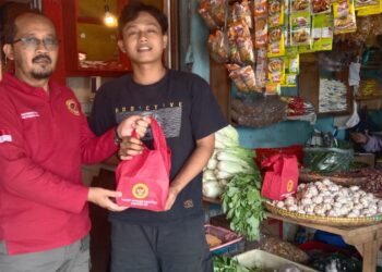 Kaposda BIN Kabupaten Sukabumi Aam Abdul Salam, Memberikan Paket Vitaman kepada Pedagang Pasar