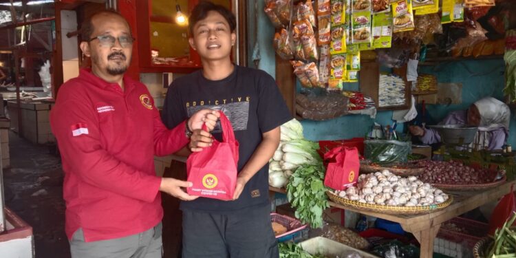 Kaposda BIN Kabupaten Sukabumi Aam Abdul Salam, Memberikan Paket Vitaman kepada Pedagang Pasar