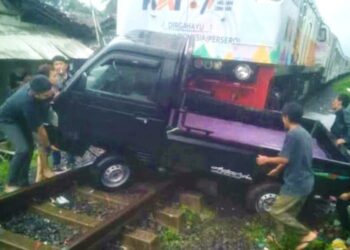 KA Pangrango Relasi Bogor Sukabumi Menabrak kendaraan Bak Terbuka Suzuki Carry di Perlintasan Liar