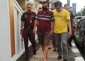 Salah satu tersangka AS di dampingi para penyidik Polres Sukabumi Kota.