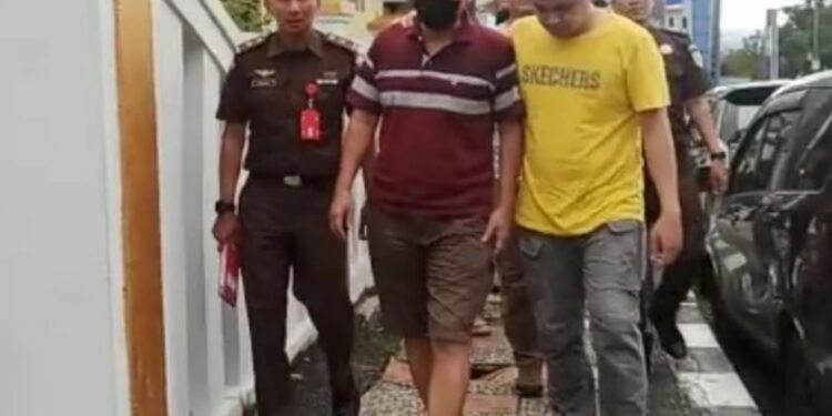 Salah satu tersangka AS di dampingi para penyidik Polres Sukabumi Kota.