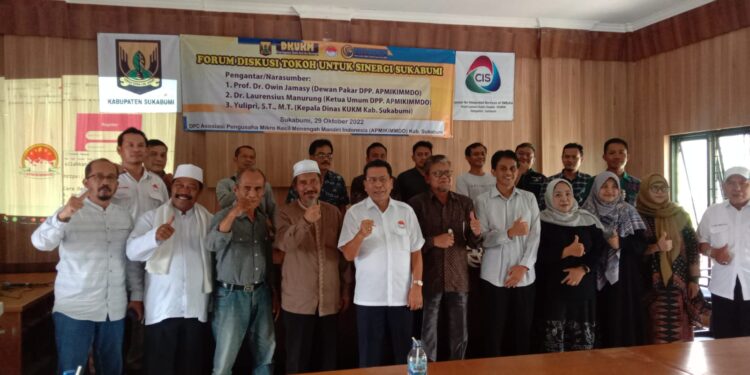 Dari kiri : Aam Abdul Salam, DR. Laurensius Manurung, Profesor DR. Owin Jamasy, Kadis UMKM Kabupaten Sukabumi, Yulipri