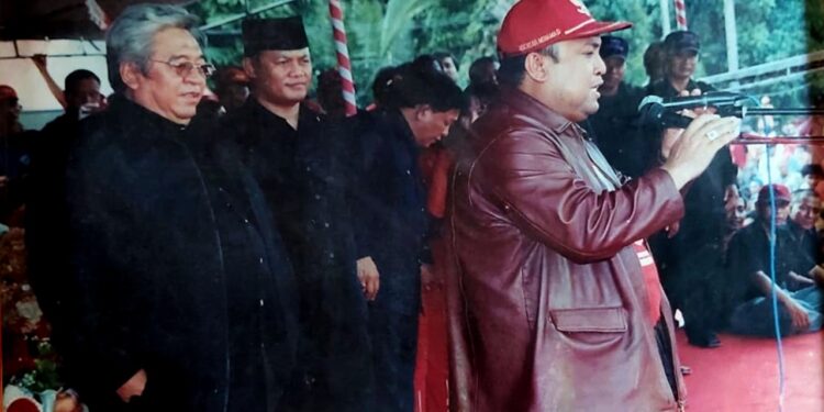 H. Mochtar Mohamad bersama Taufik Kiemas, Mangara Siahaan saat Kampanye Pemilu 2004 di Gorontalo. Doc