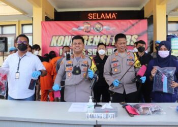 Kapolres Sukabumi AKBP Dedy Darmawansyah didampingi Kasatreskrim AKP Dian Purnomo dan Kapolsek Cibadak AKP Ridwan Ishak