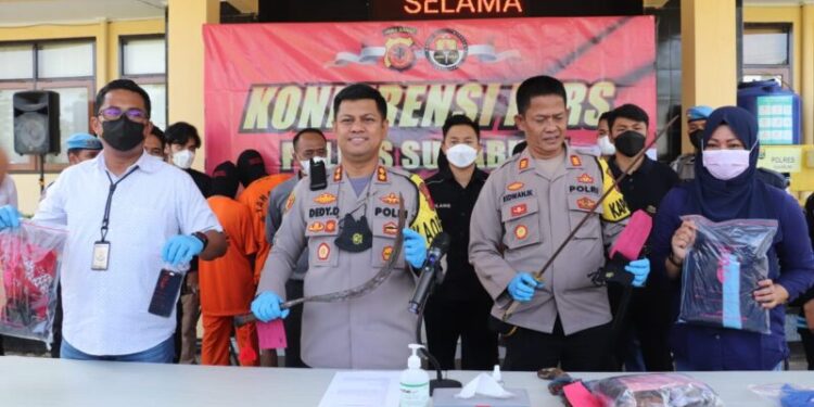 Kapolres Sukabumi AKBP Dedy Darmawansyah didampingi Kasatreskrim AKP Dian Purnomo dan Kapolsek Cibadak AKP Ridwan Ishak