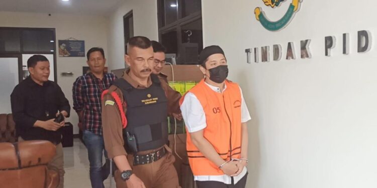 Tersangka Mantan Kades di giring Satreskrim Polres Sukabumi Kota