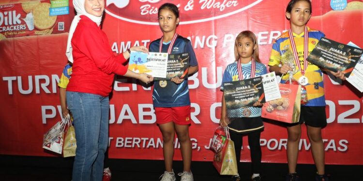 Ketua Ikatan Wartawan Indonesia (IKWI) Jawa Barat, Jiean Ajiyanpi Novalia Memberikan Trophy Kepada para Juara