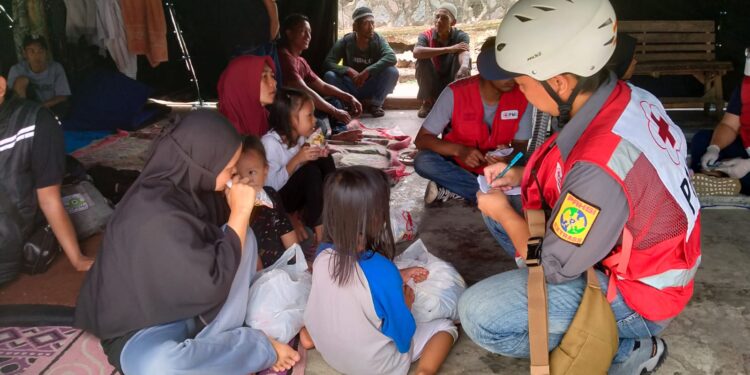 Tim Dokter PMI Kab Sukabumi & Tim Paksi Extrass melakukan Trauma Healing kepada Masyarakat korban gempa di Kp. Nagrak RT.2 RW 10, Cianjur