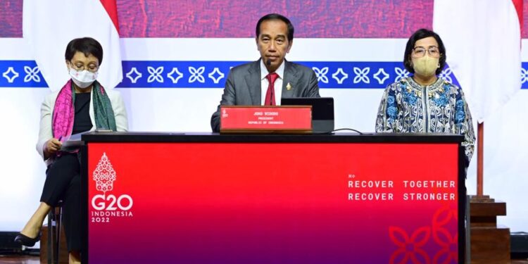 Presiden Jokowi didampingi Menteri Luar Negeri Retno Marsudi dan Menteri Keuangan Sri Mulyani.