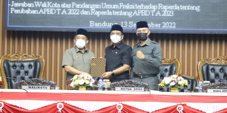 Dani/Humpro DPRD Kota Bandung.Rapat Paripurna terkait Jawaban Wali Kota atas Pandangan Umum Fraksi terhadap Raperda tentang Perubahan APBD TA. 2022 dan Raperda tentang APBD TA. 2023 di Gedung DPRD Kota Bandung, Selasa (13/9/2022).