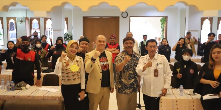 Jaja/Humpro DPRD Kota Bandung.Wakil Ketua DPRD Kota Bandung Dr. H. Edwin Senjaya, S.E., M.M., menghadiri sekaligus membuka kegiatan program pelatihan Manajemen Sanggar atau Lingkung Seni bagi warga Kecamatan Bandung Kidul, di Hotel Lingga, Bandung, Rabu (13/7/2022).