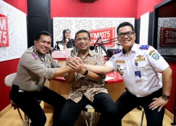Nicko/Humpro DPRD Kota Bandung.Ketua DPRD Kota Bandung, H. Tedy Rusmawan, AT., M.M., menghadiri program talk show Obrolan Plus Solusi 'Opsi' di Radio PRFM Bandung dengan tema 'Bersama Atasi Kemacetan di Kota Bandung', Rabu, (20/7/2022).