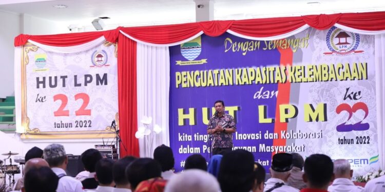 Nuzon/Humpro DPRD Kota Bandung.Ketua DPRD Kota Bandung H. Tedy Rusmawan, A.T., M.M., pada kegiatan Penguatan Kapasitas Kelembagaan dan HUT ke-22 LPM, di Sport Center Jabar, Arcamanik, Kota Bandung, Selasa (23/8/2022).