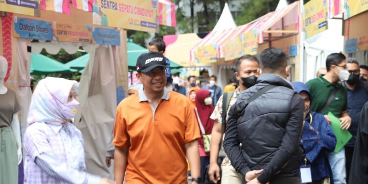 Dani/Humpro DPRD Kota Bandung.Ketua DPRD Kota Bandung H. Tedy Rusmawan, A.T., M.M., mengunjungi Festival Sentra Industri Kota Bandung gelaran Disdagin Kota Bandung, di Ciwalk, Bandung, Sabtu (10/9/2022).