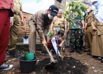 Jaja/Humpro DPRD Kota Bandung.Ketua DPRD Kota Bandung, H. Tedy Rusmawan, A.T., M.M., dalam acara Penananam Pohon di Bantaran Sungai Cikapundung Kolot dalam rangka memperingati Hari Lingkungan Hidup Sedunia 2022, Kota Bandung, Senin (6/6/2022).