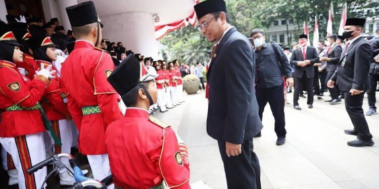 Tofan/Humpro DPRD Kota Bandung.Ketua DPRD Kota Bandung H. Tedy Rusmawan, A.T., M.M., mengikuti Upacara Peringatan Hari Kemerdekaan Republik Indonesia, di Balai Kota Bandung, Rabu (17/8/2022).