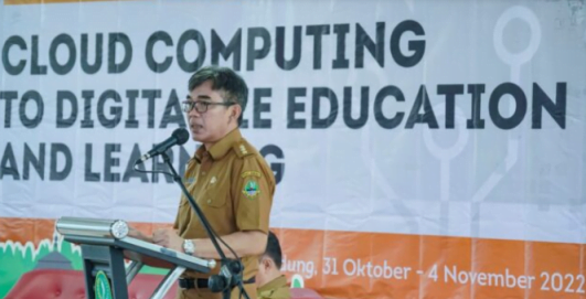 Sekretaris Disdik Jabar Yesa Sarwedi membuka pelatihan dan sertifikasi cloud computing to digitilize education and learning di Aula UPTD Tikomdik Disdik Jabar, Kota Bandung, Senin (31/10/2022). (Humas Disdik Jabar)