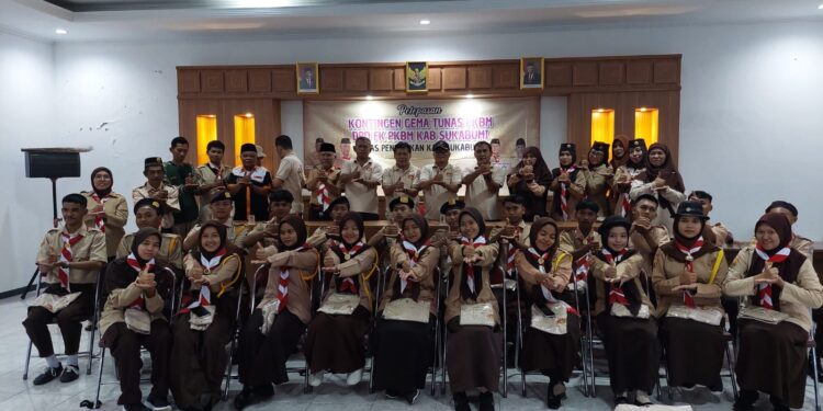 Kontingen Pramuka PKBM (Pusat Kegiatan Belajar Masyarakat) yang akan mengikuti temu akbar Pramuka dalam kegiatan “Gema Tunas PKBM tingkat Jawa Barat”.