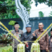 Gubernur Jabar Ridwan Kamil didamping Kadisdik Jabar dalam acara peresmian "Tugu Sekolah Model Profil Pelajar Pancasila Jabar Masagi" di SMAN 25 Kota Bandung (foto: Doc. Disdik)