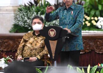 Presiden Joko Widodo menyampaikan sejumlah arahan pada sidang kabinet paripurna yang digelar bersama para Menteri Kabinet Indonesia Maju