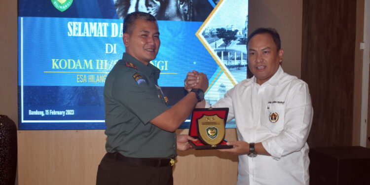Pangdam III Siliwangi, Mayor Jenderal Kunto Arief Wibowo dengan Ketua PWI Jawa Barat, Hilman Hidayat.