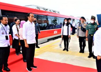 Presiden Jokowidodo Usai mencoba Kereta Pertama Di Pulau Sulawesi