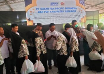 Direktur PT Dosan Pan Pacific Indonesia Mr Lee Sukmin dan PWI Kabupaten Sukabumi saat membagikan Sembako bagi anak Yatim.