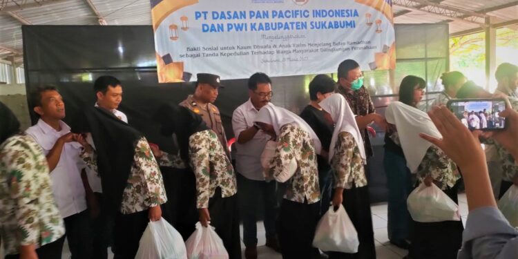 Direktur PT Dosan Pan Pacific Indonesia Mr Lee Sukmin dan PWI Kabupaten Sukabumi saat membagikan Sembako bagi anak Yatim.