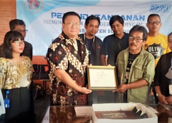 Kiri direktur PT Dasan PAN Pacific Indonesia, Mr Lee Sukmin. Kanan Ketua PWI Kabupaten Sukabumi A. Solihin