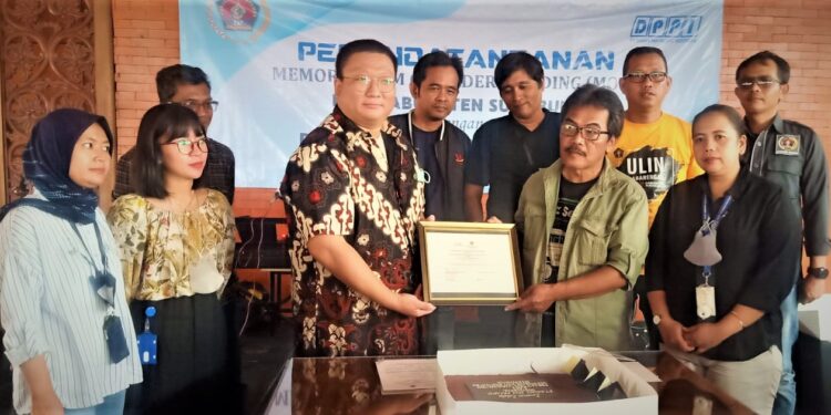 Kiri direktur PT Dasan PAN Pacific Indonesia, Mr Lee Sukmin. Kanan Ketua PWI Kabupaten Sukabumi A. Solihin