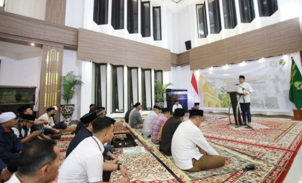 Wakil Ketua DPRD Jawa Barat H.Oleh Soleh,S.H saat memberikan sambutan dalam acara Tarling yang digelar Sekretariat DPRD Jawa Barat, Bandung, Senin (18/4/2023) malam. (Humas ).