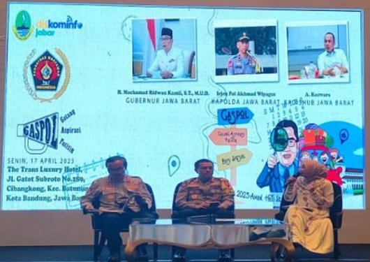 Kabid Tarnsportasi Darat Dishub Jabar bersama Kabid Humas Polda jabar Kombes Ibrahim Tompo Dalam Diskusi Galang Aspirasi Politik (Gaspol) Edisi Spesial Mudik 2023 Aman, Hati Senang Bertemu Orang Tersayang" PWI Pokja Gedung Sate di Trans Luxury Hotel, Kota Bandung. (Foto: Ist)