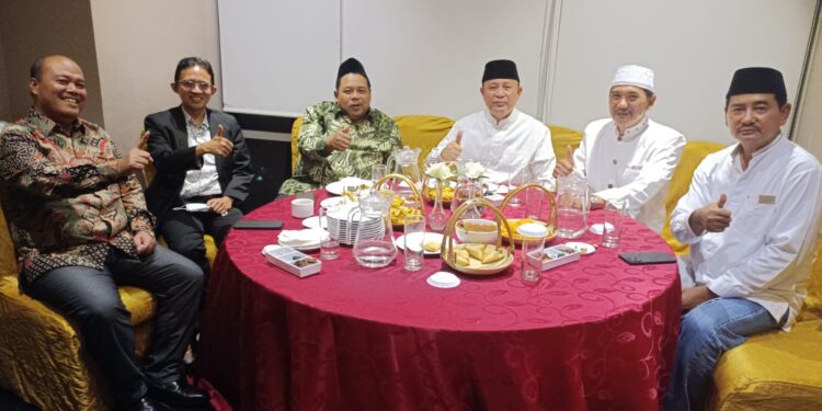 Teks foto: Mayjen TNI (Purn) Hartomo, Ketua Dewan Pembina PDBN (red-Ditengah uniform Kemeja Putih & Peci Hitam), bersama Ketum PDBN yg juga Wakil Ketua Komisi XI DPR RI, Prof. Dr. Ing. Eko Supriyanto, UTM Malaysia, H. Edi Sayudi (red-Sekjen PDBN), HM. Ruslim (red-mantan Ketum PDBN) & H. Sohibin (red-mantan Sekjen PDBN). (Foto Ist).