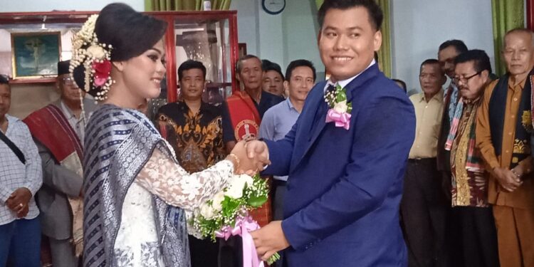 Teks foto: Tampak Kebahagian Mempelai Citra Sahara br Sibarani, A.Md  Arjuna Surya Simanjuntak, S.T. (Foto Harry A).