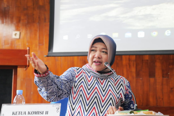 Wakil Ketua Komisi II DPRD Provinsi Jawa Barat Lina Ruslinawati saat memimpin kunjungan kerja Komisi di UPTD Pelayanan Pengelolaan Hasil Hutan di Kabupaten Cirebon.