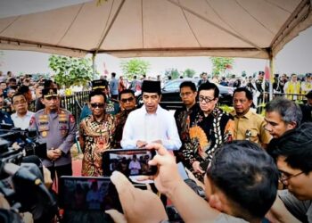 Presiden Joko Widodo saat memberi keterangan Pers